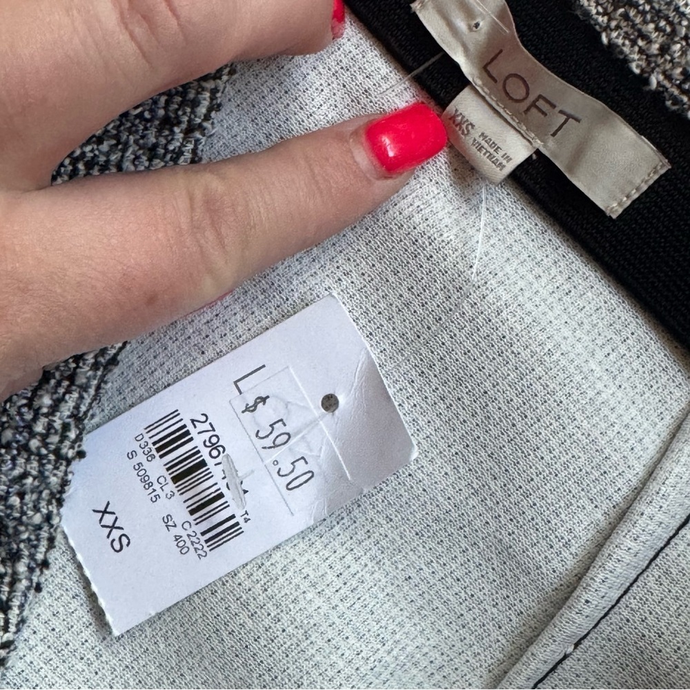 NWT loft textured pencil skirt ❤️ - Picture 4 of 6